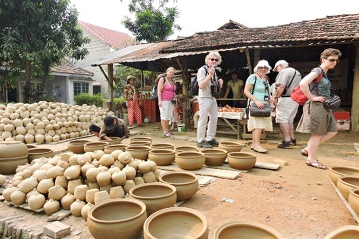 Du khách tham quan làng nghề gốm Thanh Hà (Quảng Nam)